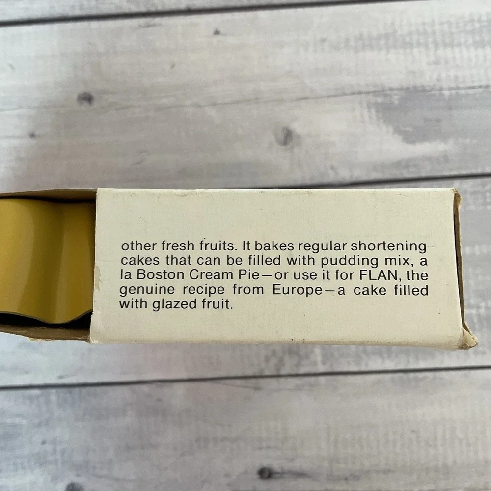 VTG Nordic Ware Bundt Flan Pan Harvest Yellow Non Stick Original Box Recipe Book